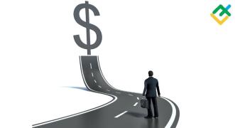 Dollar mengemudi di jalan pada sisi yang salah
