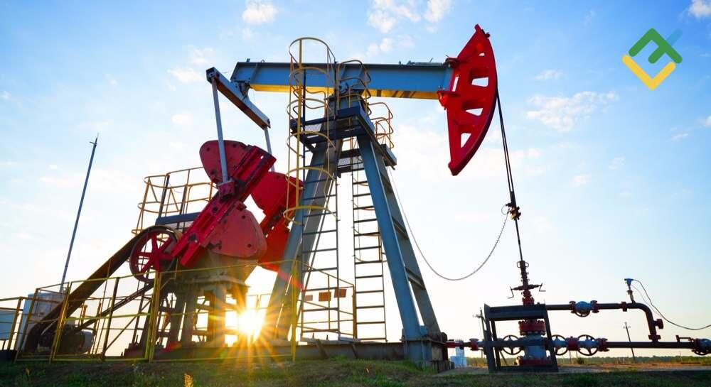 Technical Analysis of US Crude, XAUUSD and EURUSD for Today (December 8, 2025)