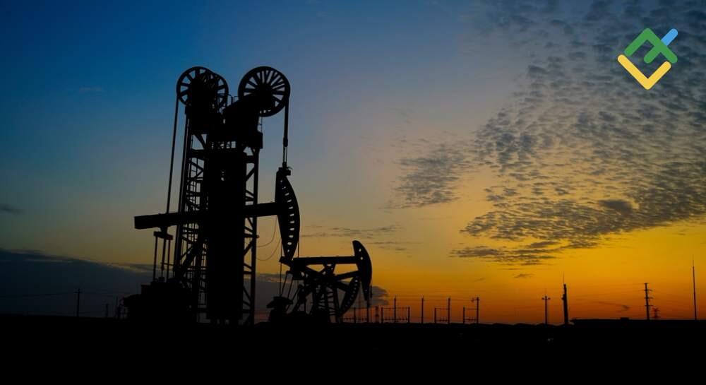 Techchnical Analysis of US Crude, XAUUSD and EURUSD for Today (December 10, 2025)