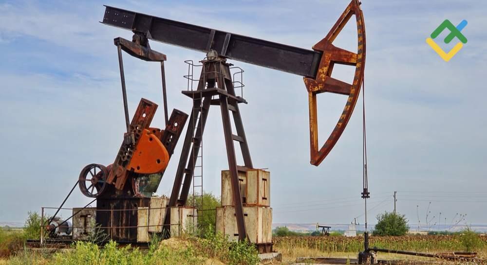 Techchnical Analysis of US Crude, XAUUSD and EURUSD for Today (December 12, 2025)